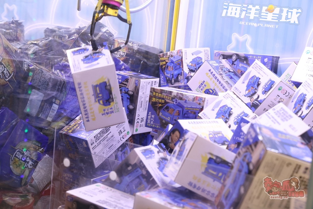 【台南娃娃機】海洋星球樂園台南旗艦店大改版,免費兒童遊戲區、沉浸式商品展示區、超酷太空旋渦燈光秀~ 【台南娃娃機】海洋星球樂園台南旗艦店大改版,免費兒童遊戲區、沉浸式商品展示區、超酷太空旋渦燈光秀~