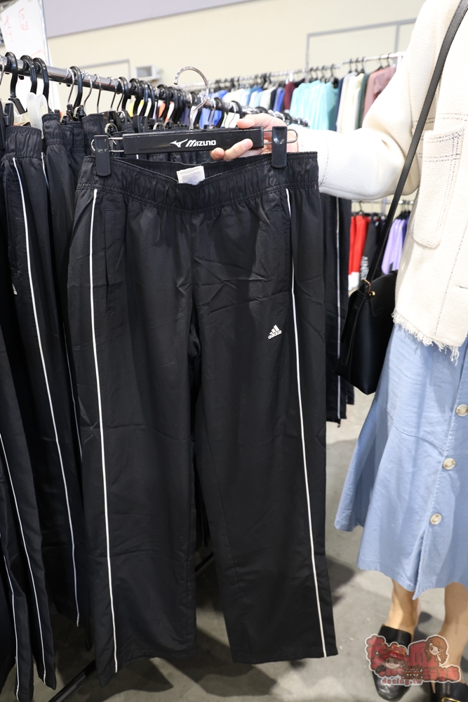 【台南特賣】台灣廠拍年終場,超夯按摩椅價格超下殺!全家福鞋店首次特賣、服飾一折起、各國零食和家電用品一次買齊~ 【台南特賣】台灣廠拍年終場,超夯按摩椅價格超下殺!全家福鞋店首次特賣、服飾一折起、各國零食和家電用品一次買齊~