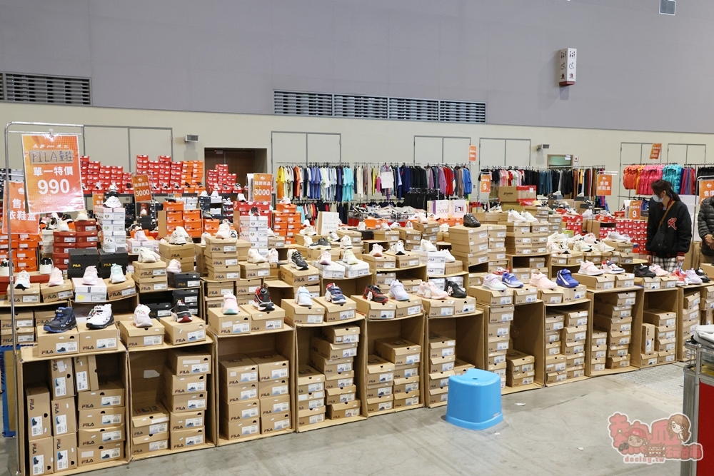 【台南特賣】台灣廠拍年終場,超夯按摩椅價格超下殺!全家福鞋店首次特賣、服飾一折起、各國零食和家電用品一次買齊~ 【台南特賣】台灣廠拍年終場,超夯按摩椅價格超下殺!全家福鞋店首次特賣、服飾一折起、各國零食和家電用品一次買齊~