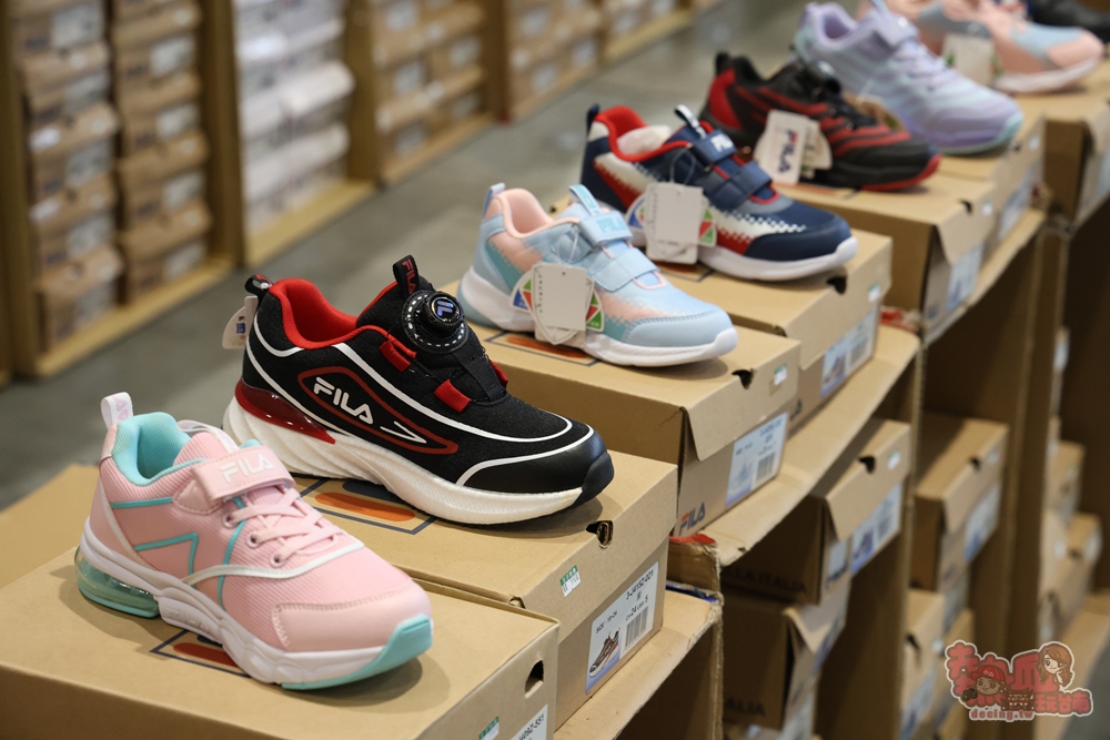 【台南特賣】台灣廠拍年終場,超夯按摩椅價格超下殺!全家福鞋店首次特賣、服飾一折起、各國零食和家電用品一次買齊~ 【台南特賣】台灣廠拍年終場,超夯按摩椅價格超下殺!全家福鞋店首次特賣、服飾一折起、各國零食和家電用品一次買齊~