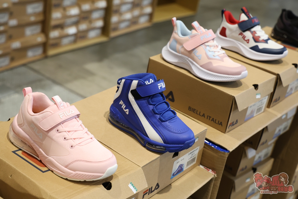 【台南特賣】台灣廠拍年終場,超夯按摩椅價格超下殺!全家福鞋店首次特賣、服飾一折起、各國零食和家電用品一次買齊~ 【台南特賣】台灣廠拍年終場,超夯按摩椅價格超下殺!全家福鞋店首次特賣、服飾一折起、各國零食和家電用品一次買齊~