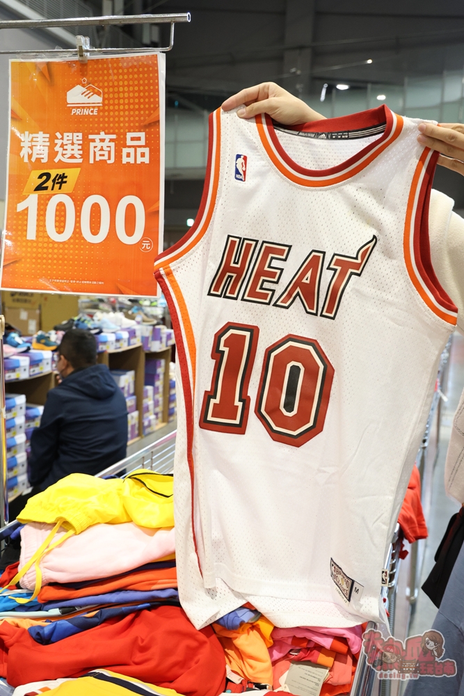 【台南特賣】台灣廠拍年終場,超夯按摩椅價格超下殺!全家福鞋店首次特賣、服飾一折起、各國零食和家電用品一次買齊~ 【台南特賣】台灣廠拍年終場,超夯按摩椅價格超下殺!全家福鞋店首次特賣、服飾一折起、各國零食和家電用品一次買齊~