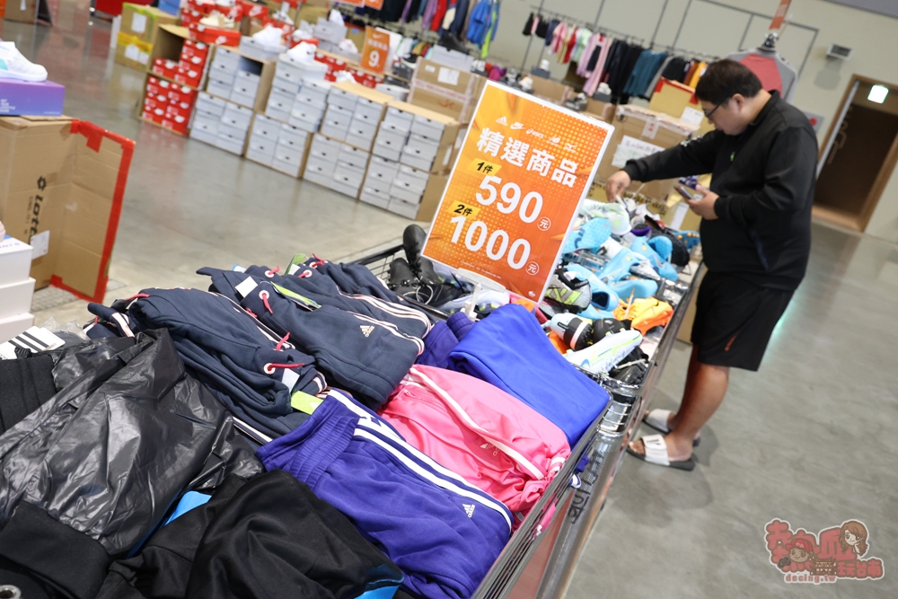 【台南特賣】台灣廠拍年終場,超夯按摩椅價格超下殺!全家福鞋店首次特賣、服飾一折起、各國零食和家電用品一次買齊~ 【台南特賣】台灣廠拍年終場,超夯按摩椅價格超下殺!全家福鞋店首次特賣、服飾一折起、各國零食和家電用品一次買齊~