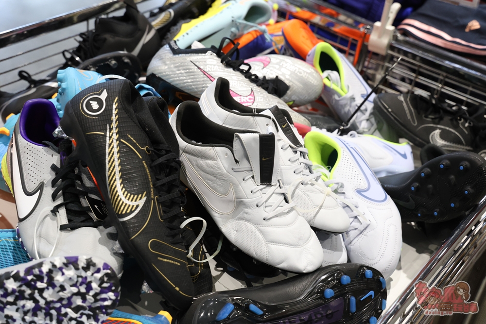 【台南特賣】台灣廠拍年終場,超夯按摩椅價格超下殺!全家福鞋店首次特賣、服飾一折起、各國零食和家電用品一次買齊~ 【台南特賣】台灣廠拍年終場,超夯按摩椅價格超下殺!全家福鞋店首次特賣、服飾一折起、各國零食和家電用品一次買齊~