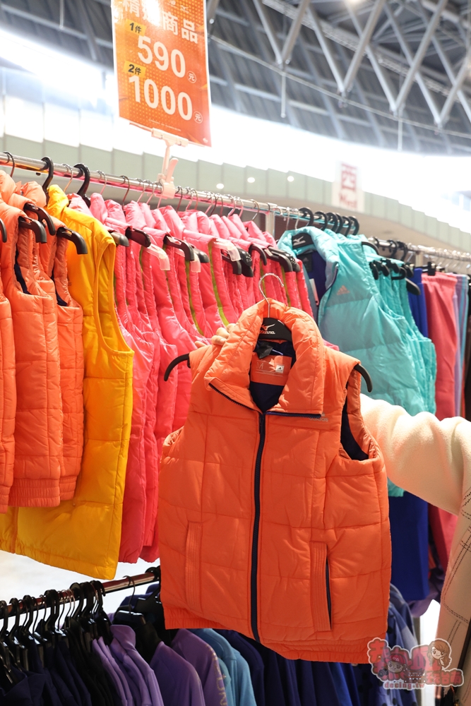 【台南特賣】台灣廠拍年終場,超夯按摩椅價格超下殺!全家福鞋店首次特賣、服飾一折起、各國零食和家電用品一次買齊~ 【台南特賣】台灣廠拍年終場,超夯按摩椅價格超下殺!全家福鞋店首次特賣、服飾一折起、各國零食和家電用品一次買齊~