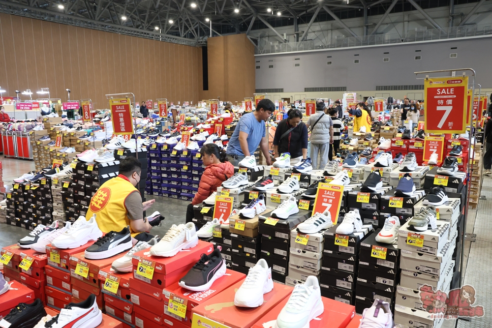 【台南特賣】台灣廠拍年終場,超夯按摩椅價格超下殺!全家福鞋店首次特賣、服飾一折起、各國零食和家電用品一次買齊~ 【台南特賣】台灣廠拍年終場,超夯按摩椅價格超下殺!全家福鞋店首次特賣、服飾一折起、各國零食和家電用品一次買齊~