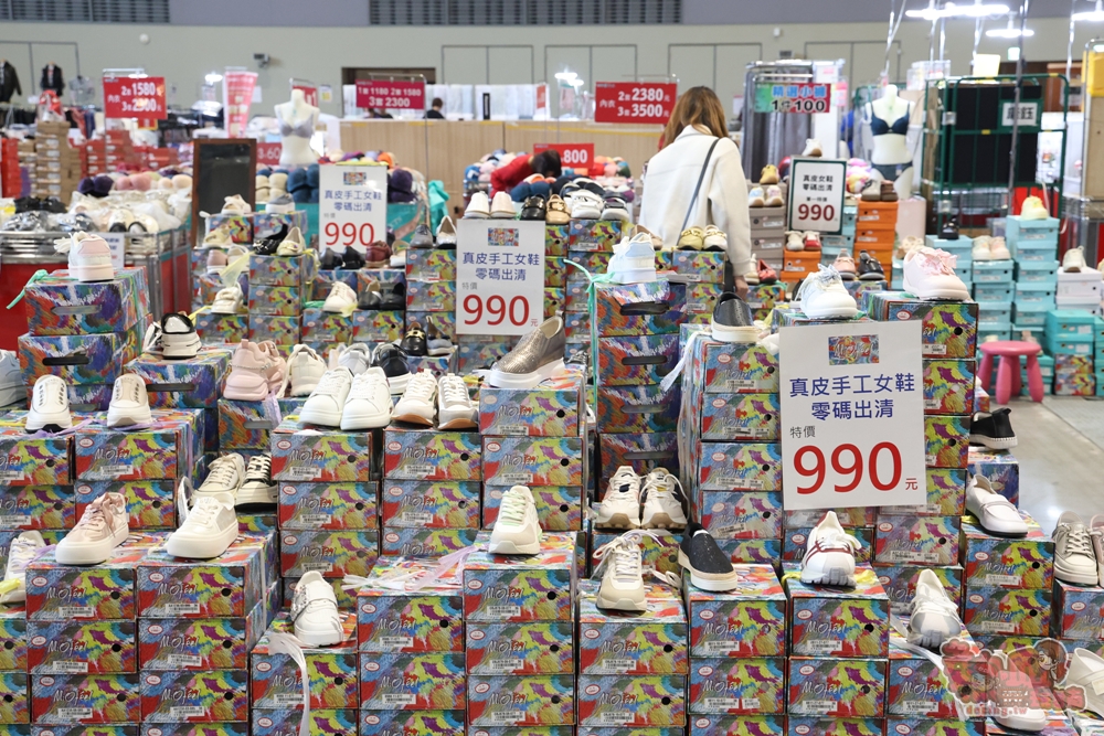 【台南特賣】台灣廠拍年終場,超夯按摩椅價格超下殺!全家福鞋店首次特賣、服飾一折起、各國零食和家電用品一次買齊~ 【台南特賣】台灣廠拍年終場,超夯按摩椅價格超下殺!全家福鞋店首次特賣、服飾一折起、各國零食和家電用品一次買齊~