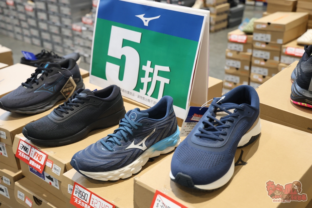 【台南特賣】台灣廠拍年終場,超夯按摩椅價格超下殺!全家福鞋店首次特賣、服飾一折起、各國零食和家電用品一次買齊~ 【台南特賣】台灣廠拍年終場,超夯按摩椅價格超下殺!全家福鞋店首次特賣、服飾一折起、各國零食和家電用品一次買齊~