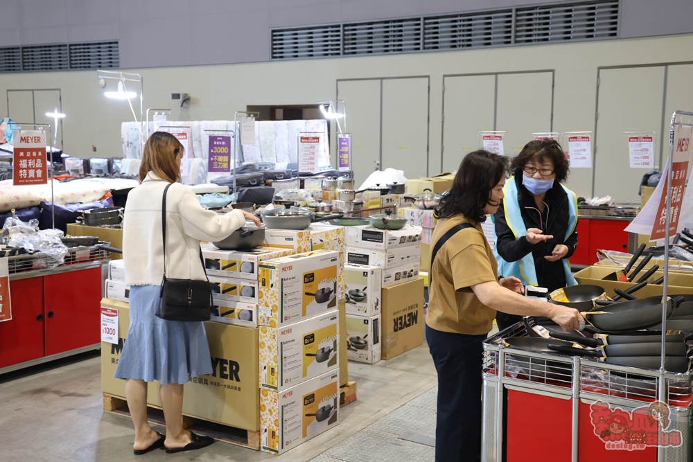 【台南特賣】台灣廠拍年終場,超夯按摩椅價格超下殺!全家福鞋店首次特賣、服飾一折起、各國零食和家電用品一次買齊~ 【台南特賣】台灣廠拍年終場,超夯按摩椅價格超下殺!全家福鞋店首次特賣、服飾一折起、各國零食和家電用品一次買齊~