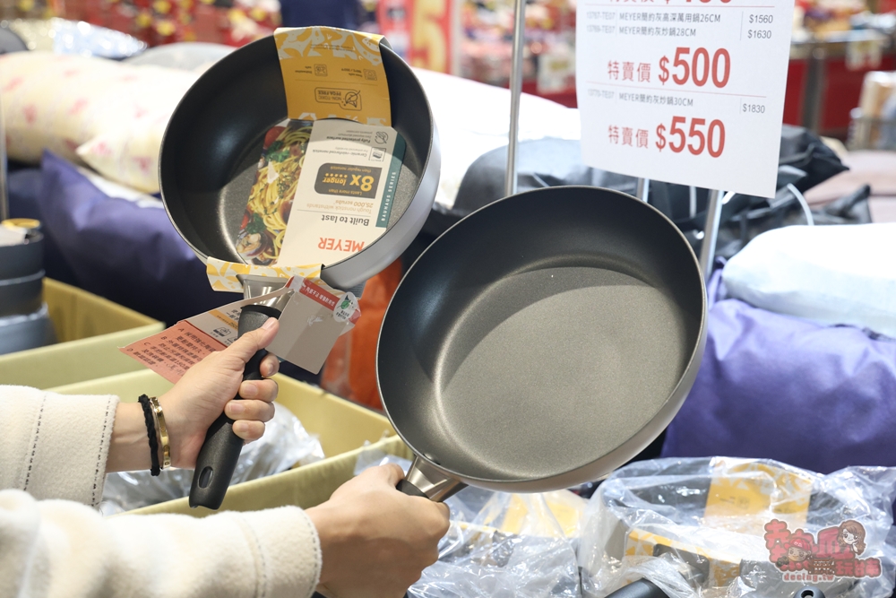 【台南特賣】台灣廠拍年終場,超夯按摩椅價格超下殺!全家福鞋店首次特賣、服飾一折起、各國零食和家電用品一次買齊~ 【台南特賣】台灣廠拍年終場,超夯按摩椅價格超下殺!全家福鞋店首次特賣、服飾一折起、各國零食和家電用品一次買齊~