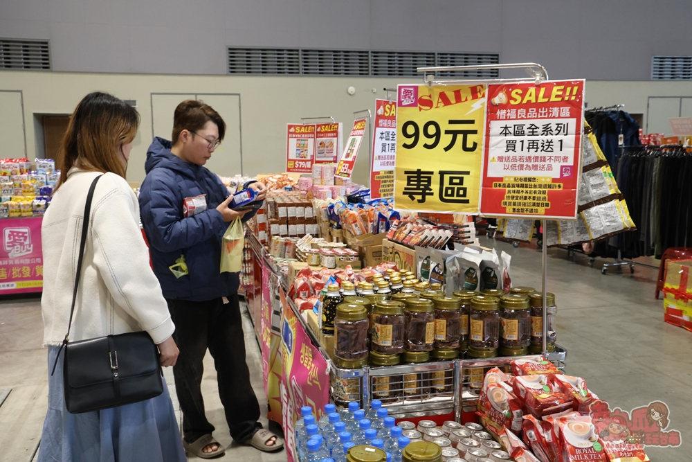 【台南特賣】台灣廠拍年終場,超夯按摩椅價格超下殺!全家福鞋店首次特賣、服飾一折起、各國零食和家電用品一次買齊~ 【台南特賣】台灣廠拍年終場,超夯按摩椅價格超下殺!全家福鞋店首次特賣、服飾一折起、各國零食和家電用品一次買齊~