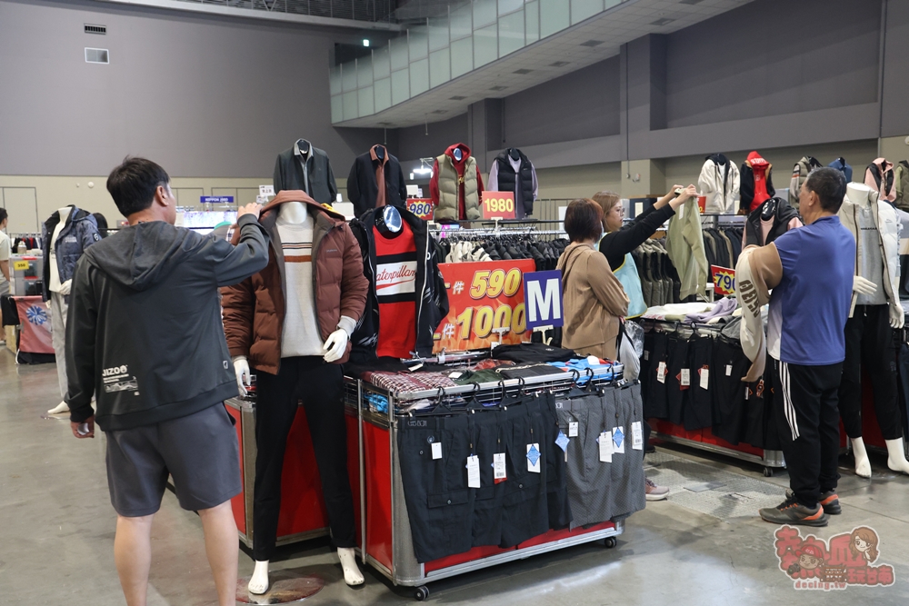 【台南特賣】台灣廠拍年終場,超夯按摩椅價格超下殺!全家福鞋店首次特賣、服飾一折起、各國零食和家電用品一次買齊~ 【台南特賣】台灣廠拍年終場,超夯按摩椅價格超下殺!全家福鞋店首次特賣、服飾一折起、各國零食和家電用品一次買齊~