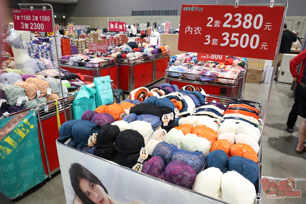 【台南特賣】台灣廠拍年終場,超夯按摩椅價格超下殺!全家福鞋店首次特賣、服飾一折起、各國零食和家電用品一次買齊~ 【台南特賣】台灣廠拍年終場,超夯按摩椅價格超下殺!全家福鞋店首次特賣、服飾一折起、各國零食和家電用品一次買齊~