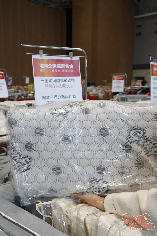 【台南特賣】台灣廠拍年終場,超夯按摩椅價格超下殺!全家福鞋店首次特賣、服飾一折起、各國零食和家電用品一次買齊~ 【台南特賣】台灣廠拍年終場,超夯按摩椅價格超下殺!全家福鞋店首次特賣、服飾一折起、各國零食和家電用品一次買齊~