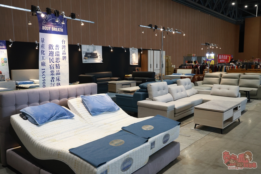 【台南特賣】台灣廠拍年終場,超夯按摩椅價格超下殺!全家福鞋店首次特賣、服飾一折起、各國零食和家電用品一次買齊~ 【台南特賣】台灣廠拍年終場,超夯按摩椅價格超下殺!全家福鞋店首次特賣、服飾一折起、各國零食和家電用品一次買齊~