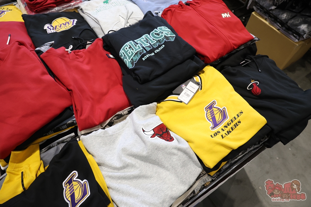 【台南特賣】台灣廠拍年終場,超夯按摩椅價格超下殺!全家福鞋店首次特賣、服飾一折起、各國零食和家電用品一次買齊~ 【台南特賣】台灣廠拍年終場,超夯按摩椅價格超下殺!全家福鞋店首次特賣、服飾一折起、各國零食和家電用品一次買齊~