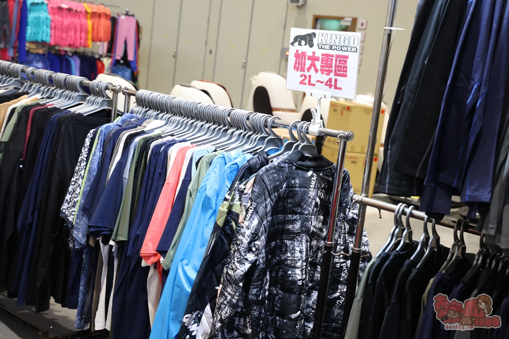 【台南特賣】台灣廠拍年終場,超夯按摩椅價格超下殺!全家福鞋店首次特賣、服飾一折起、各國零食和家電用品一次買齊~ 【台南特賣】台灣廠拍年終場,超夯按摩椅價格超下殺!全家福鞋店首次特賣、服飾一折起、各國零食和家電用品一次買齊~