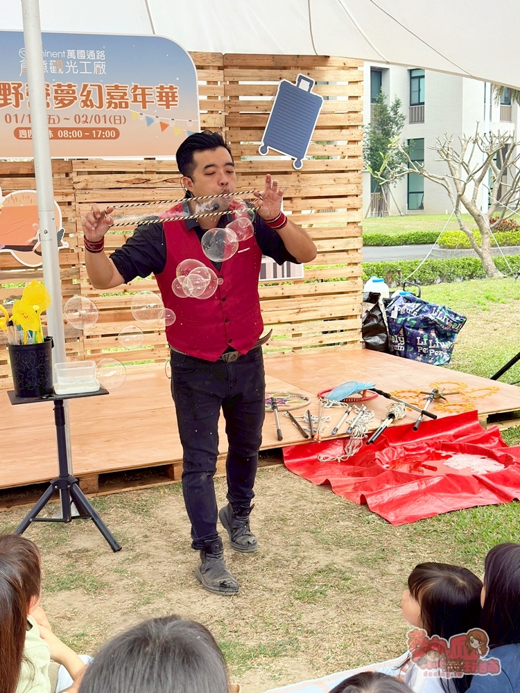 【台南活動】萬國通路行李箱特賣會X冬日野營夢幻嘉年華:太空人現身送氣球、旋轉木馬+雪花秀,假日限定登場~ 【台南活動】萬國通路行李箱特賣會X冬日野營夢幻嘉年華:太空人現身送氣球、旋轉木馬+雪花秀,假日限定登場~