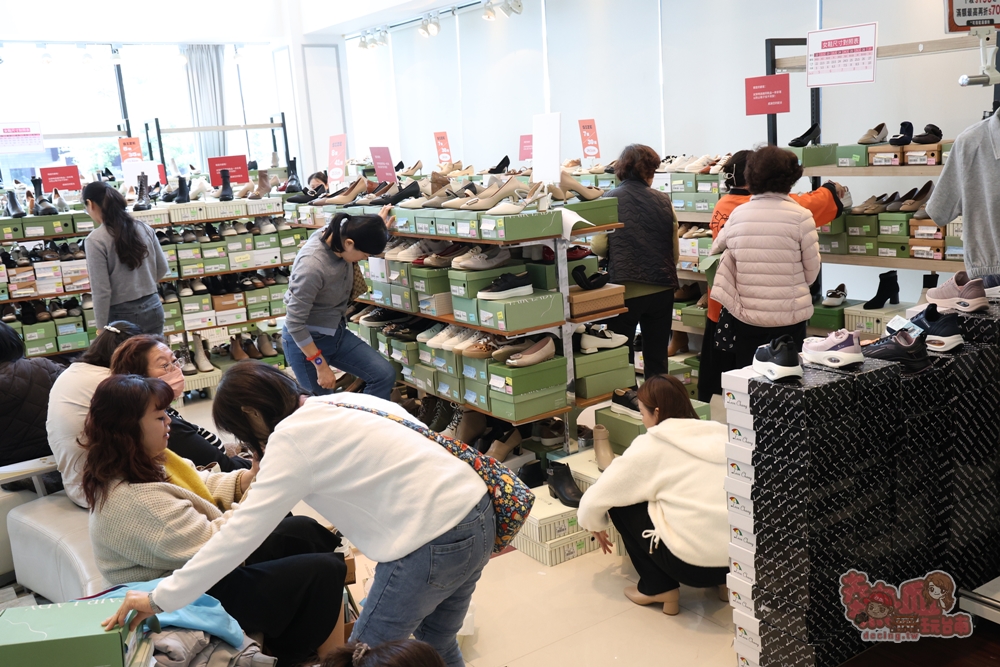 【台南特賣】工業七路7號廠拍:台南最好買的女鞋廠拍,各式專櫃男/女鞋、兒童鞋款,最低百元有找~ 【台南特賣】工業七路7號廠拍:台南最好買的女鞋廠拍,各式專櫃男/女鞋、兒童鞋款,最低百元有找~