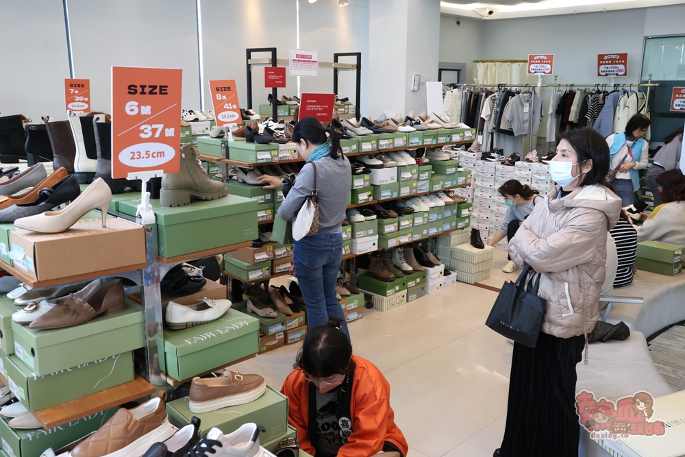 【台南特賣】工業七路7號廠拍:台南最好買的女鞋廠拍,各式專櫃男/女鞋、兒童鞋款,最低百元有找~ 【台南特賣】工業七路7號廠拍:台南最好買的女鞋廠拍,各式專櫃男/女鞋、兒童鞋款,最低百元有找~