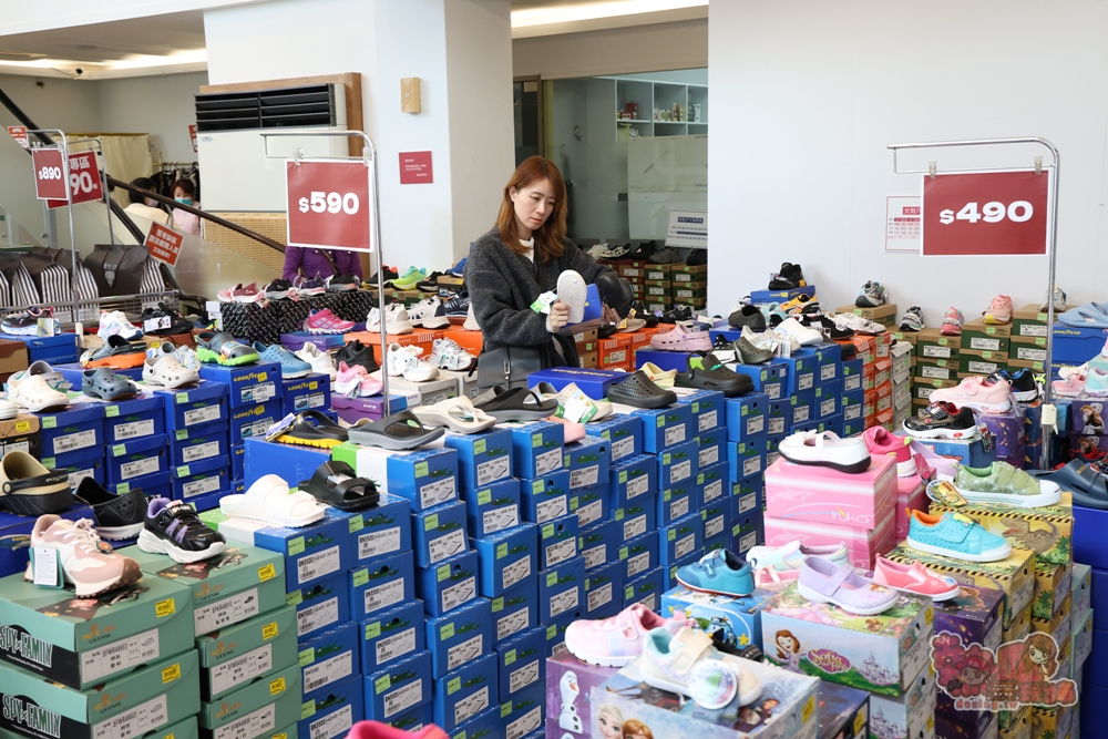 【台南特賣】工業七路7號廠拍:台南最好買的女鞋廠拍,各式專櫃男/女鞋、兒童鞋款,最低百元有找~ 【台南特賣】工業七路7號廠拍:台南最好買的女鞋廠拍,各式專櫃男/女鞋、兒童鞋款,最低百元有找~