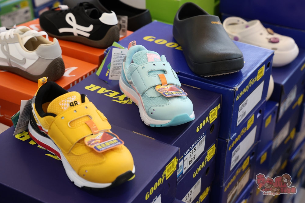 【台南特賣】工業七路7號廠拍:台南最好買的女鞋廠拍,各式專櫃男/女鞋、兒童鞋款,最低百元有找~ 【台南特賣】工業七路7號廠拍:台南最好買的女鞋廠拍,各式專櫃男/女鞋、兒童鞋款,最低百元有找~