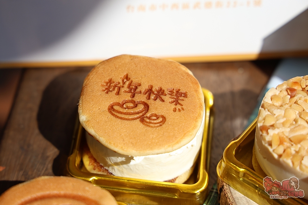 【台南伴手禮】A WEEK pancake手工生乳酪小鬆餅:全台最萌乳酪小鬆餅迎新春,古早味麵茶咬一口爆餡,冰淇淋口感綿密超好吃~ 【台南伴手禮】A WEEK pancake手工生乳酪小鬆餅:全台最萌乳酪小鬆餅迎新春,古早味麵茶咬一口爆餡,冰淇淋口感綿密超好吃~