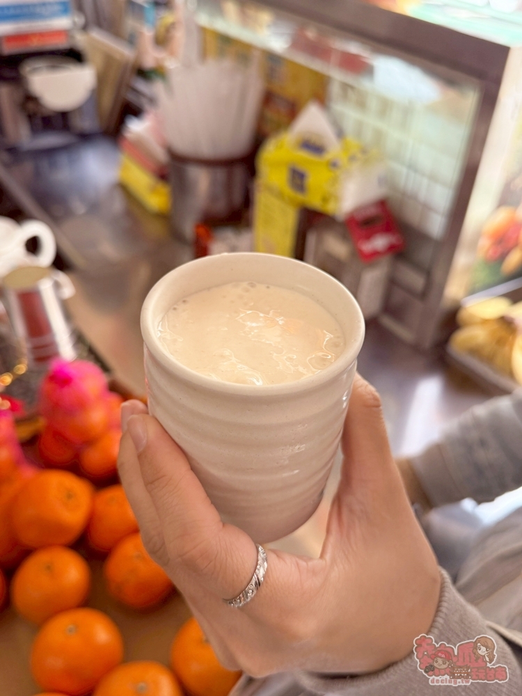 【台南果汁店】紅日果汁店:阿嬤家的果汁店,700cc果汁牛奶只要50元,還幫你加蜂蜜,真的超佛心~ 【台南果汁店】紅日果汁店:阿嬤家的果汁店,700cc果汁牛奶只要50元,還幫你加蜂蜜,真的超佛心~