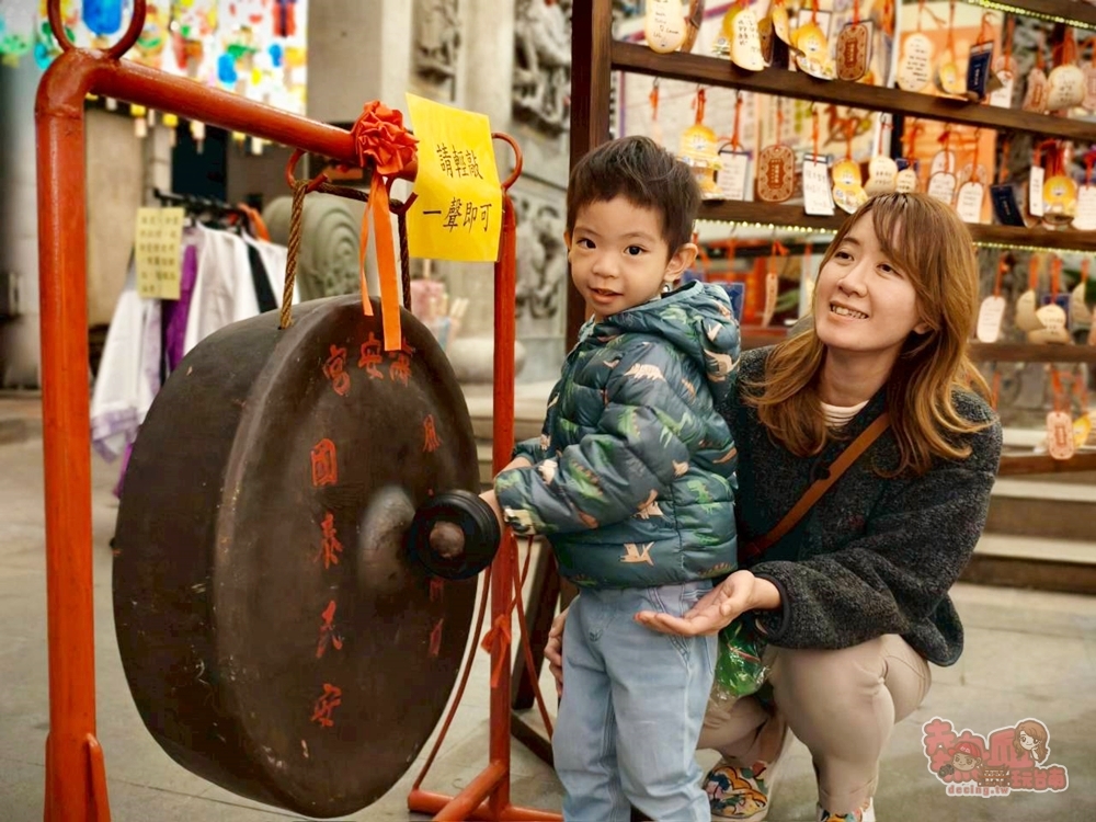 【台南燈會】2026海安燈會:300年老廟前的廟埕燈會,近千盞燈籠真的太美了,敲鐘祈福還能免費喝杏仁茶~ 【台南燈會】2026海安燈會:300年老廟前的廟埕燈會,近千盞燈籠真的太美了,敲鐘祈福還能免費喝杏仁茶~