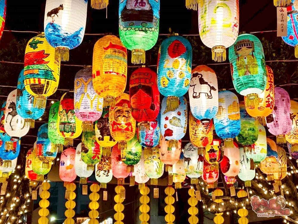 【台南燈會】2026海安燈會:300年老廟前的廟埕燈會,近千盞燈籠真的太美了,敲鐘祈福還能免費喝杏仁茶~ 【台南燈會】2026海安燈會:300年老廟前的廟埕燈會,近千盞燈籠真的太美了,敲鐘祈福還能免費喝杏仁茶~