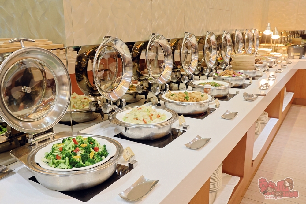 【台南吃到飽】富信大飯店:500元有找,CP值最高早午餐吃到飽,現沖牛肉湯,牛排任你吃,一周只有營業假日兩天~ 【台南吃到飽】富信大飯店:500元有找,CP值最高早午餐吃到飽,現沖牛肉湯,牛排任你吃,一周只有營業假日兩天~
