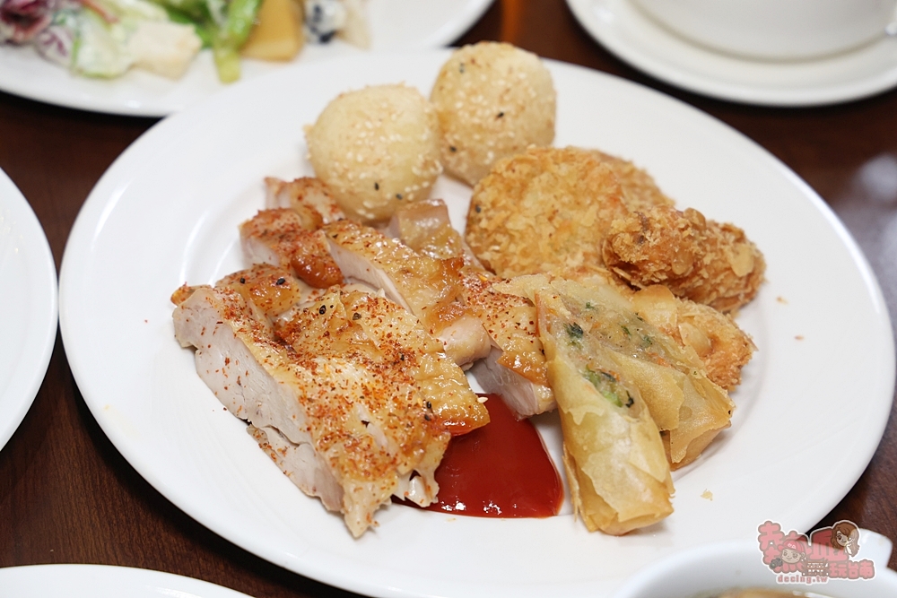 【台南吃到飽】富信大飯店:500元有找,CP值最高早午餐吃到飽,現沖牛肉湯,牛排任你吃,一周只有營業假日兩天~ 【台南吃到飽】富信大飯店:500元有找,CP值最高早午餐吃到飽,現沖牛肉湯,牛排任你吃,一周只有營業假日兩天~