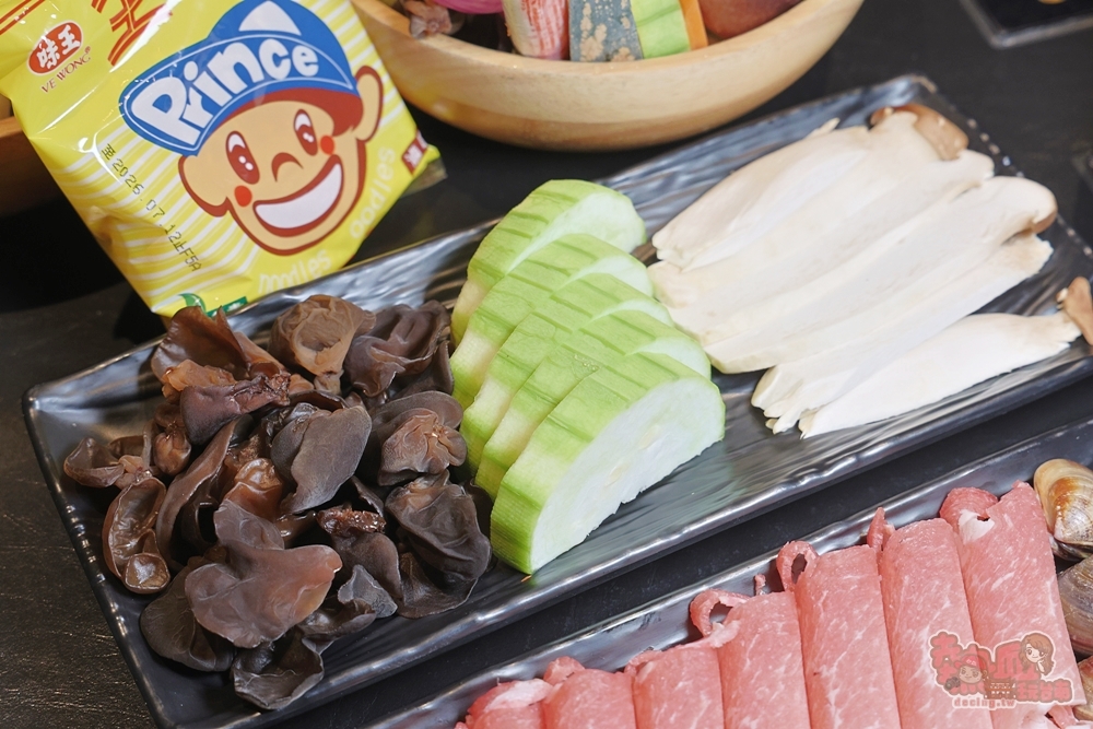 【台南美食】十色鍋物:台南東區超高CP值火鍋, 一人只要249元起,自助吧飲料甜點冰品通通吃到飽~ 【台南美食】十色鍋物:台南東區超高CP值火鍋, 一人只要249元起,自助吧飲料甜點冰品通通吃到飽~