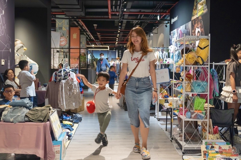 【台南活動】2026童趣萬國x狂歡派對:重返80年代玩復古小遊戲,小老闆當家市集,行李箱時空隧道~ 【台南活動】2026童趣萬國x狂歡派對:重返80年代玩復古小遊戲,小老闆當家市集,行李箱時空隧道~