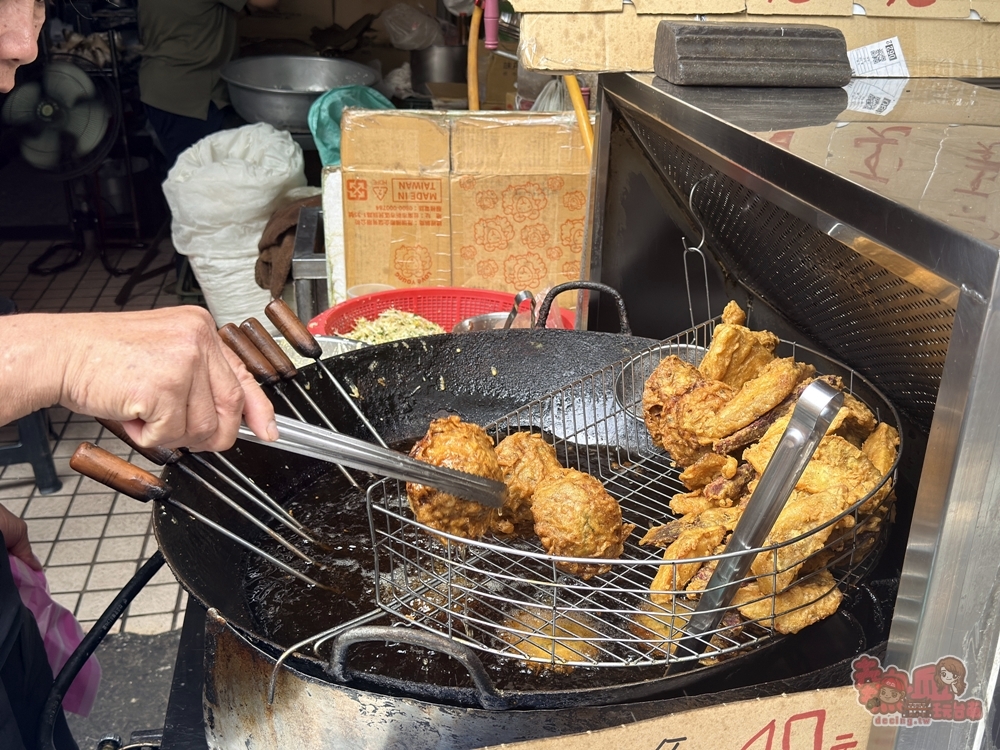 【台南美食】春蚵嗲:國華街超人氣蚵嗲店,隱藏版菜粽只要35元,驚人的爆量花生料,在地人的心頭好~ 【台南美食】春蚵嗲:國華街超人氣蚵嗲店,隱藏版菜粽只要35元,驚人的爆量花生料,在地人的心頭好~