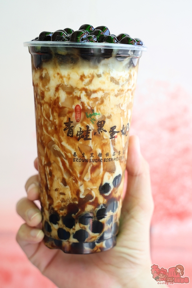 【台南飲料】青蛙黑蛋奶:連續三年珍奶界的全國冠軍,夏天必喝冰淇淋尬黑蛋奶,芒果冰沙都超消暑~ 【台南飲料】青蛙黑蛋奶:連續三年珍奶界的全國冠軍,夏天必喝冰淇淋尬黑蛋奶,芒果冰沙都超消暑~