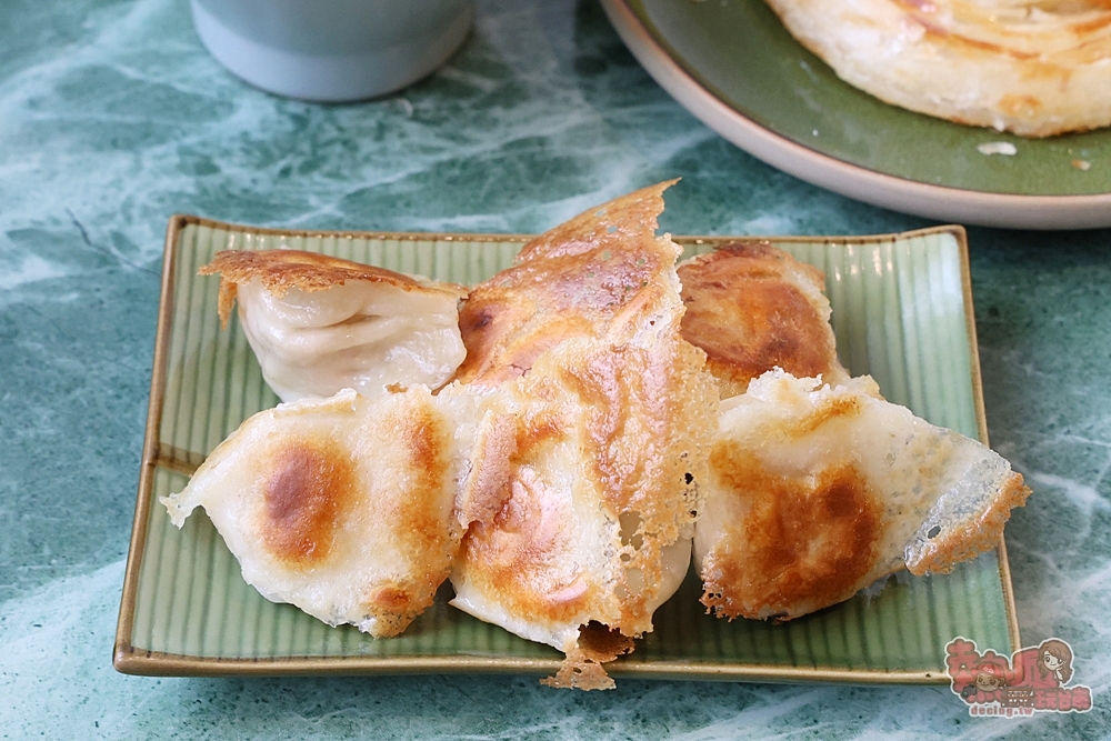 【台南美食】酥香居北方精緻食府:在地人默默吃的台南麵食店,爆汁餡餅,功夫拌麵,酸辣湯一次滿足~ 【台南美食】酥香居北方精緻食府:在地人默默吃的台南麵食店,爆汁餡餅,功夫拌麵,酸辣湯一次滿足~