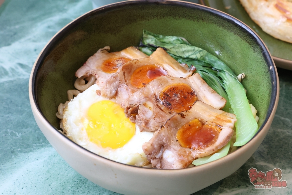 【台南美食】酥香居北方精緻食府:在地人默默吃的台南麵食店,爆汁餡餅,功夫拌麵,酸辣湯一次滿足~ 【台南美食】酥香居北方精緻食府:在地人默默吃的台南麵食店,爆汁餡餅,功夫拌麵,酸辣湯一次滿足~