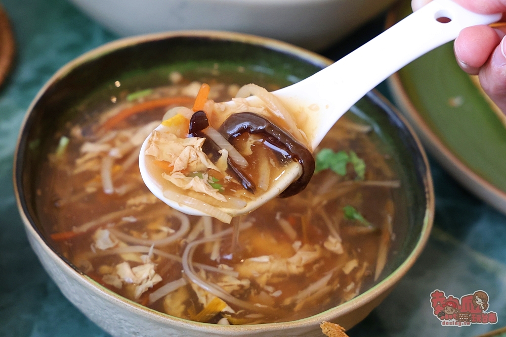 【台南美食】酥香居北方精緻食府:在地人默默吃的台南麵食店,爆汁餡餅,功夫拌麵,酸辣湯一次滿足~ 【台南美食】酥香居北方精緻食府:在地人默默吃的台南麵食店,爆汁餡餅,功夫拌麵,酸辣湯一次滿足~