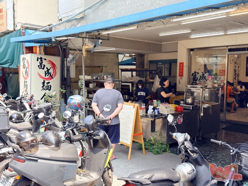 【台南美食】富成麵食:東區在地人愛店,份量多又好吃走CP值路線,大推傻瓜拌麵好耐吃~ 【台南美食】富成麵食:東區在地人愛店,份量多又好吃走CP值路線,大推傻瓜拌麵好耐吃~