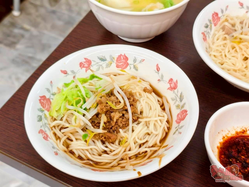 【台南美食】富成麵食:東區在地人愛店,份量多又好吃走CP值路線,大推傻瓜拌麵好耐吃~ 【台南美食】富成麵食:東區在地人愛店,份量多又好吃走CP值路線,大推傻瓜拌麵好耐吃~