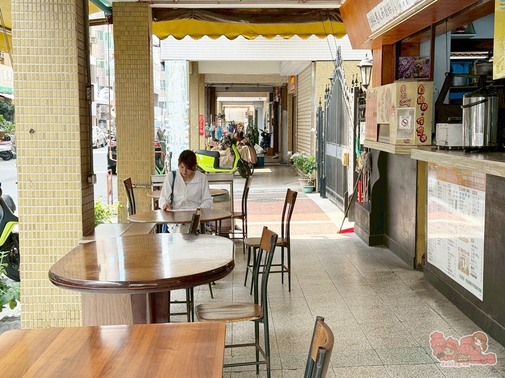【台南美食】夏之林餐飲:愚人節開的30年老店,厚切豬排飯送700CC啤酒杯紅茶~ 【台南美食】夏之林餐飲:愚人節開的30年老店,厚切豬排飯送700CC啤酒杯紅茶~