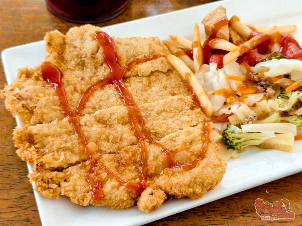 【台南美食】夏之林餐飲:愚人節開的30年老店,厚切豬排飯送700CC啤酒杯紅茶~ 【台南美食】夏之林餐飲:愚人節開的30年老店,厚切豬排飯送700CC啤酒杯紅茶~