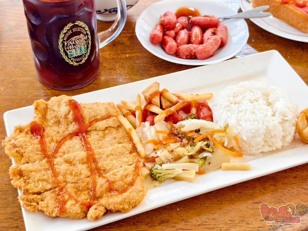 【台南美食】夏之林餐飲:愚人節開的30年老店,厚切豬排飯送700CC啤酒杯紅茶~ 【台南美食】夏之林餐飲:愚人節開的30年老店,厚切豬排飯送700CC啤酒杯紅茶~