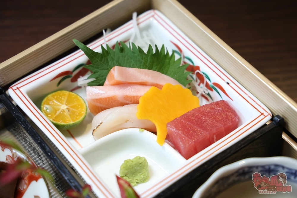 【台南美食】聚樂居酒屋午間定食睽違一年回歸,豪華九宮格定食霸氣登場,一上桌驚呼太浮誇,內用飲料免費無限暢飲~ 【台南美食】聚樂居酒屋午間定食睽違一年回歸,豪華九宮格定食霸氣登場,一上桌驚呼太浮誇,內用飲料免費無限暢飲~