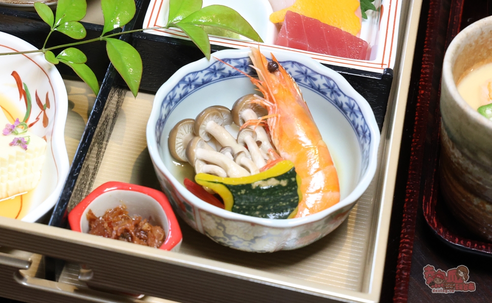 【台南美食】聚樂居酒屋午間定食睽違一年回歸,豪華九宮格定食霸氣登場,一上桌驚呼太浮誇,內用飲料免費無限暢飲~ 【台南美食】聚樂居酒屋午間定食睽違一年回歸,豪華九宮格定食霸氣登場,一上桌驚呼太浮誇,內用飲料免費無限暢飲~