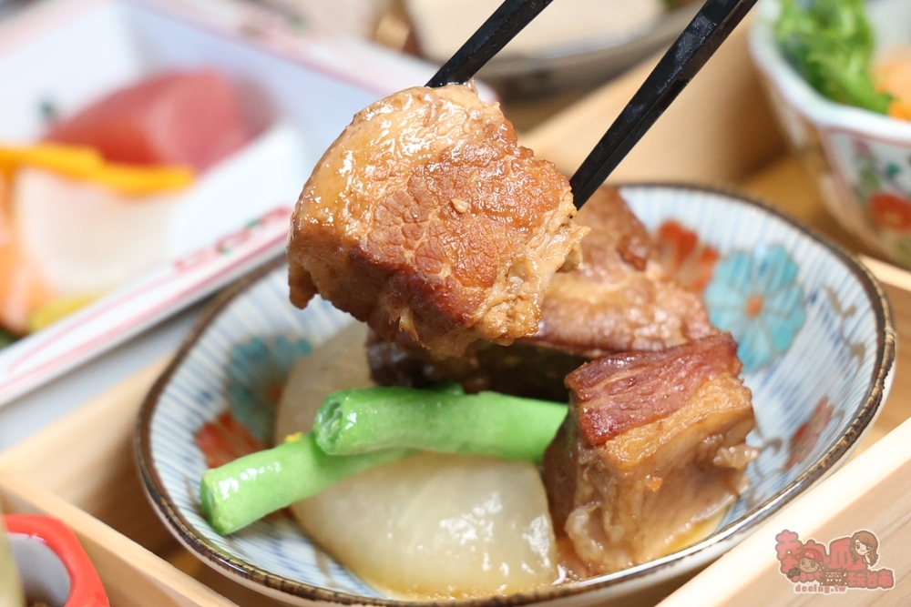 【台南美食】聚樂居酒屋午間定食睽違一年回歸,豪華九宮格定食霸氣登場,一上桌驚呼太浮誇,內用飲料免費無限暢飲~ 【台南美食】聚樂居酒屋午間定食睽違一年回歸,豪華九宮格定食霸氣登場,一上桌驚呼太浮誇,內用飲料免費無限暢飲~