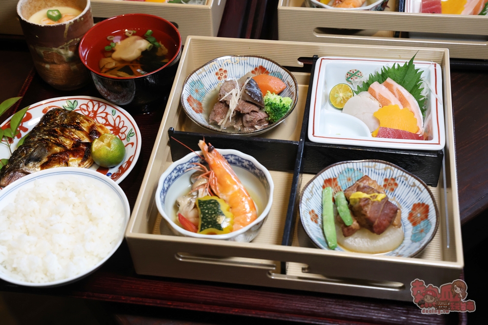 【台南美食】聚樂居酒屋午間定食睽違一年回歸,豪華九宮格定食霸氣登場,一上桌驚呼太浮誇,內用飲料免費無限暢飲~ 【台南美食】聚樂居酒屋午間定食睽違一年回歸,豪華九宮格定食霸氣登場,一上桌驚呼太浮誇,內用飲料免費無限暢飲~