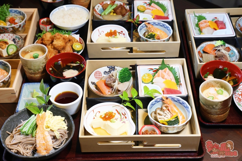 【台南美食】聚樂居酒屋午間定食睽違一年回歸,豪華九宮格定食霸氣登場,一上桌驚呼太浮誇,內用飲料免費無限暢飲~ 【台南美食】聚樂居酒屋午間定食睽違一年回歸,豪華九宮格定食霸氣登場,一上桌驚呼太浮誇,內用飲料免費無限暢飲~