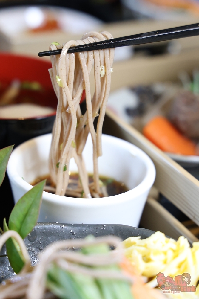 【台南美食】聚樂居酒屋午間定食睽違一年回歸,豪華九宮格定食霸氣登場,一上桌驚呼太浮誇,內用飲料免費無限暢飲~ 【台南美食】聚樂居酒屋午間定食睽違一年回歸,豪華九宮格定食霸氣登場,一上桌驚呼太浮誇,內用飲料免費無限暢飲~